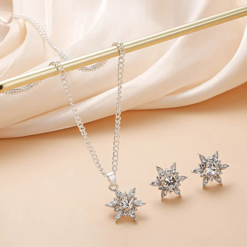 Ensemble de bijoux en cristal en forme de flocon de neige, collier et boucles d'oreilles couleur argent en alliage de Zinc pour femmes, fête de mariage, luxe, Style romantique