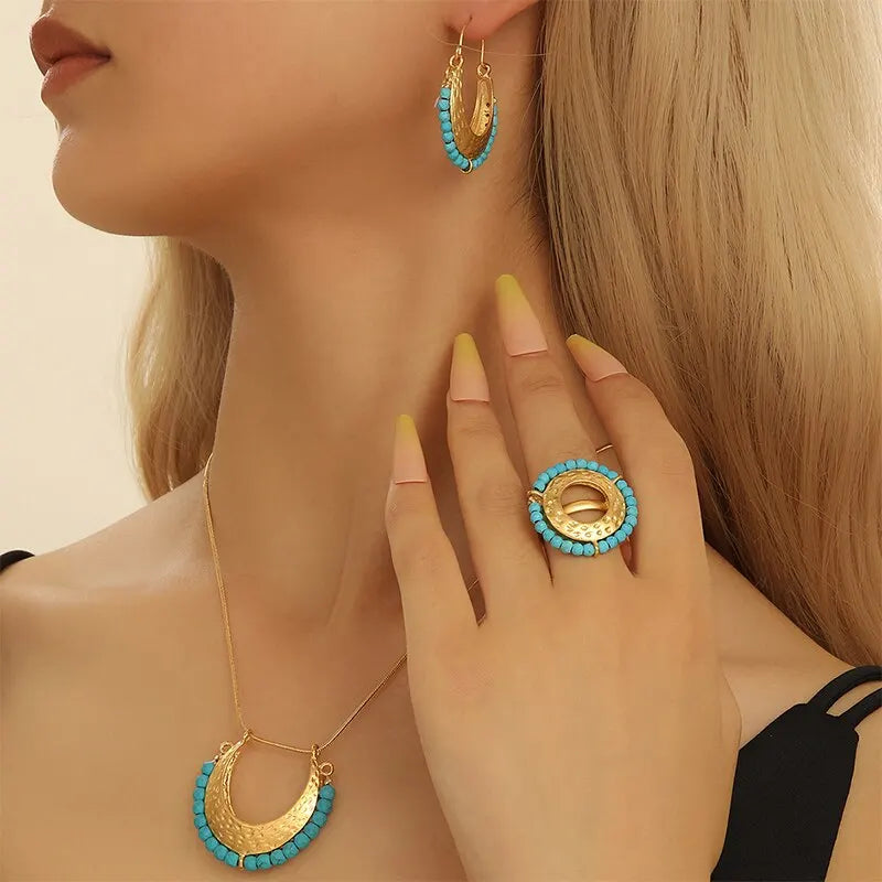 Ensemble de bijoux ethniques en perles bleues et dorées : collier avec pendentif en forme de croissant de lune, bague et boucles d'oreilles. Cadeau de fête pour femmes, 3 pièces.