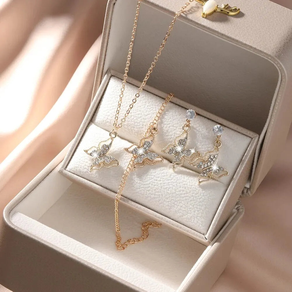 Ensemble bijoux trois pièces : boucles d'oreilles papillon, collier avec pendentif, bracelet,