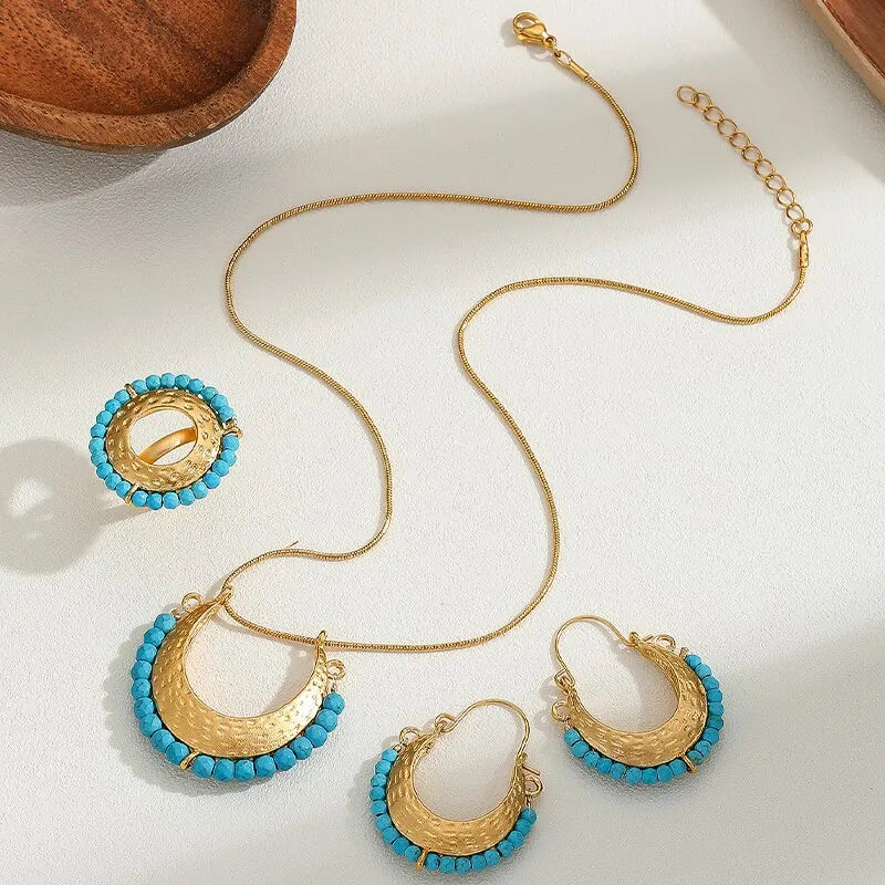 Ensemble de bijoux ethniques en perles bleues et dorées : collier avec pendentif en forme de croissant de lune, bague et boucles d'oreilles. Cadeau de fête pour femmes, 3 pièces.
