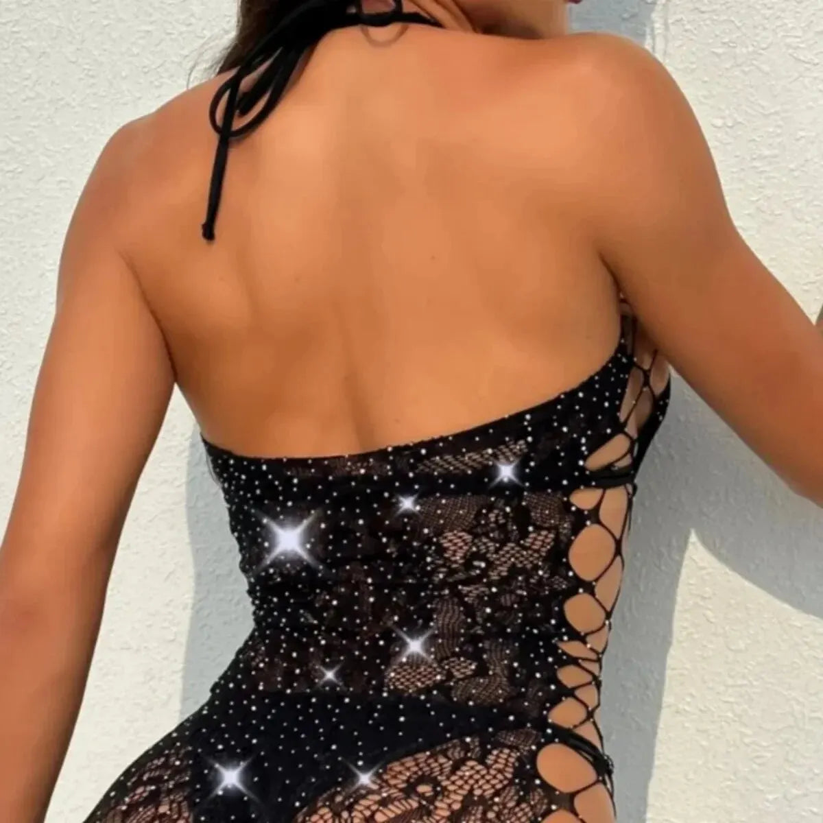 Combinaison sexy en résille avec strass : Bodysuit transparent à trous, idéal comme tenue de plage. Sans sous-vêtements. Parfait pour un look audacieux en maillot de bain.