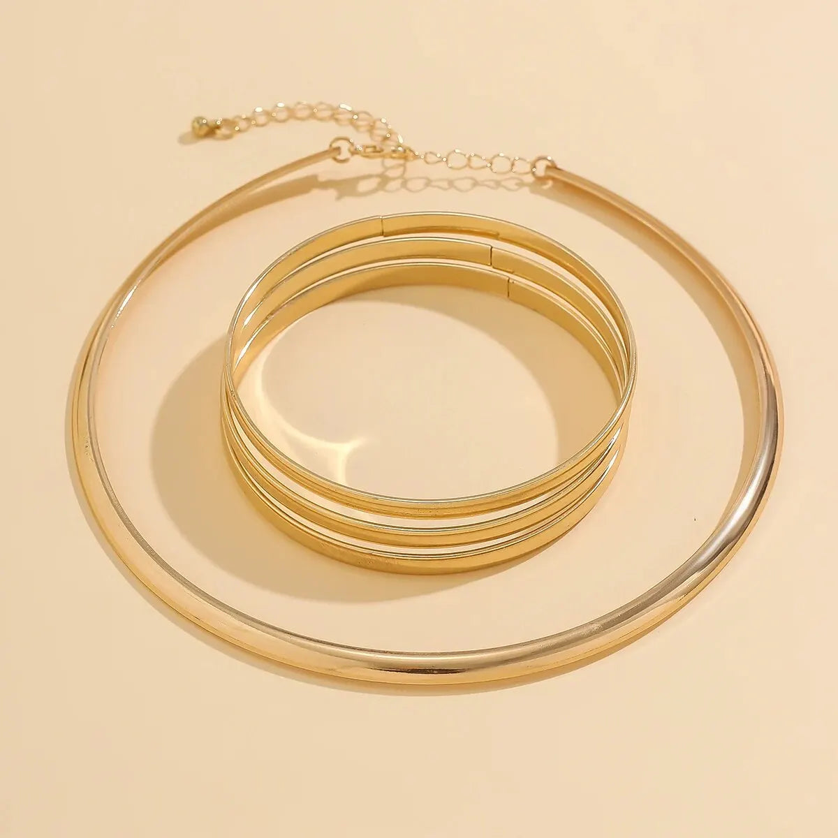 Collier ras du cou Vintage en fer et métal pour femmes, 4 pièces, couleur or, bracelets lisses, ensemble de bijoux