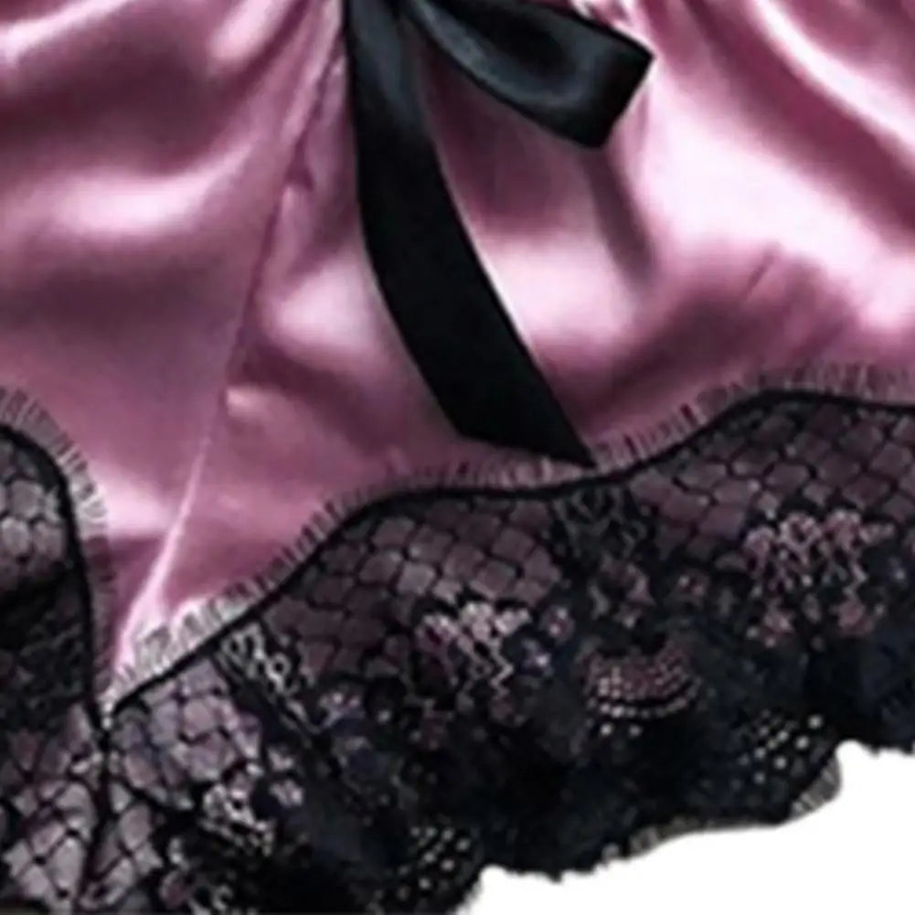 Ensemble lingerie été : Féminité et élégance avec notre déshabillé en dentelle ultra-fine, assorti d'un bustier tubulaire, de shorts et d'un pyjama col en V. Confort et style se conjuguent dans ce pyjama à la mode, idéal pour vos nuits estivales