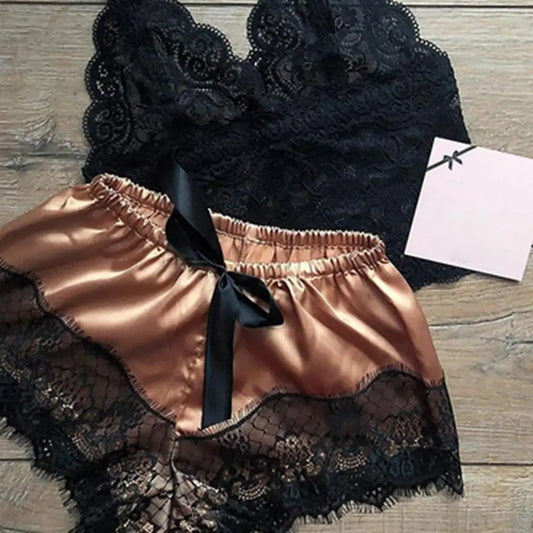 Ensemble lingerie été : Féminité et élégance avec notre déshabillé en dentelle ultra-fine, assorti d'un bustier tubulaire, de shorts et d'un pyjama col en V. Confort et style se conjuguent dans ce pyjama à la mode, idéal pour vos nuits estivales